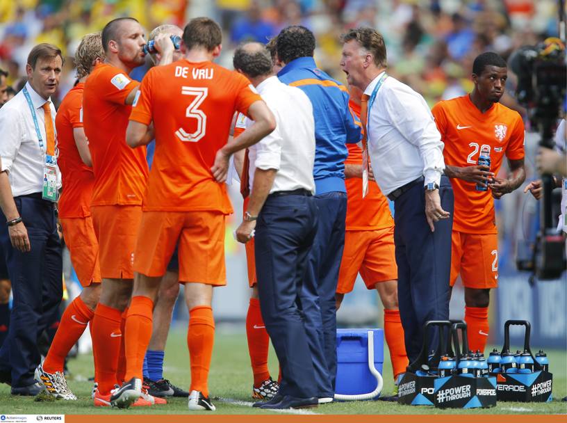 Van Gaal dà indicazioni ai suoi: l&#39;Olanda soffre. Action Images